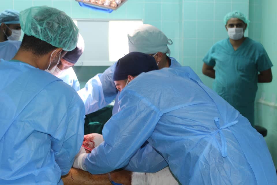 مركز طبرق الطبي يجري عملية دقيقة ونادرة