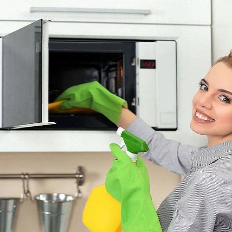 أسهل طرق تنظيف الميكروويف