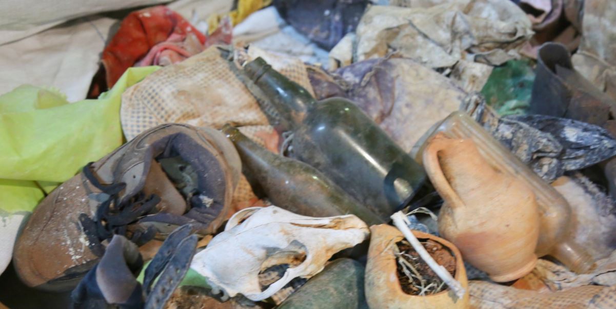 العثور على مواد وادوات تتعلق باعمال وطقوس السحر والسعوذة بمقبرة المرج القديمة