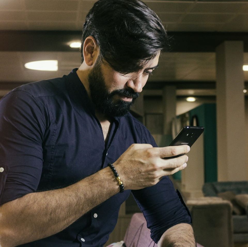 الفنان الليبي معتز البيرة له دور كبير في لم الشمل