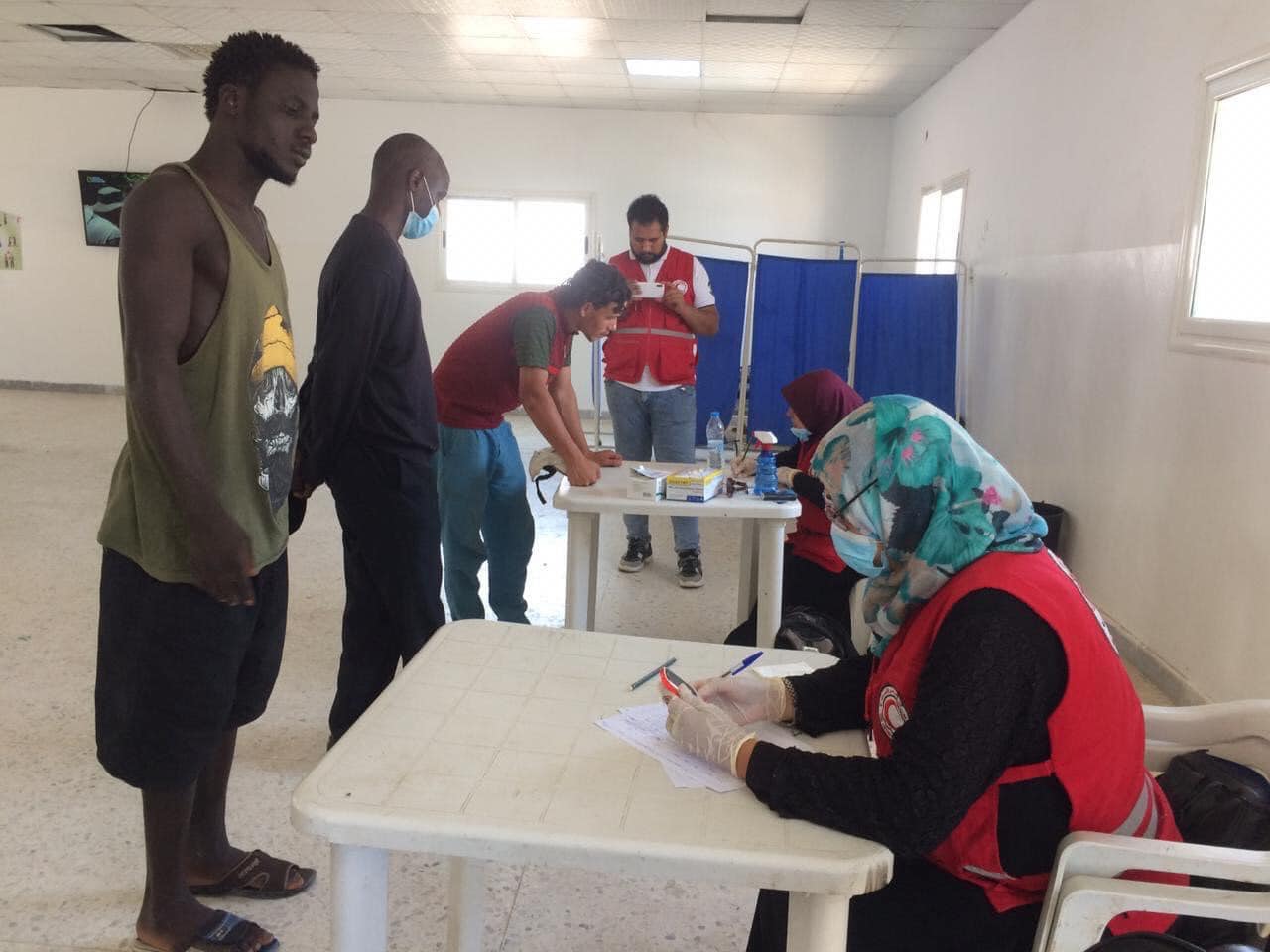 الهلال الأحمر يساهم في تواصل المهاجرين غير النظاميين مع ذويهم