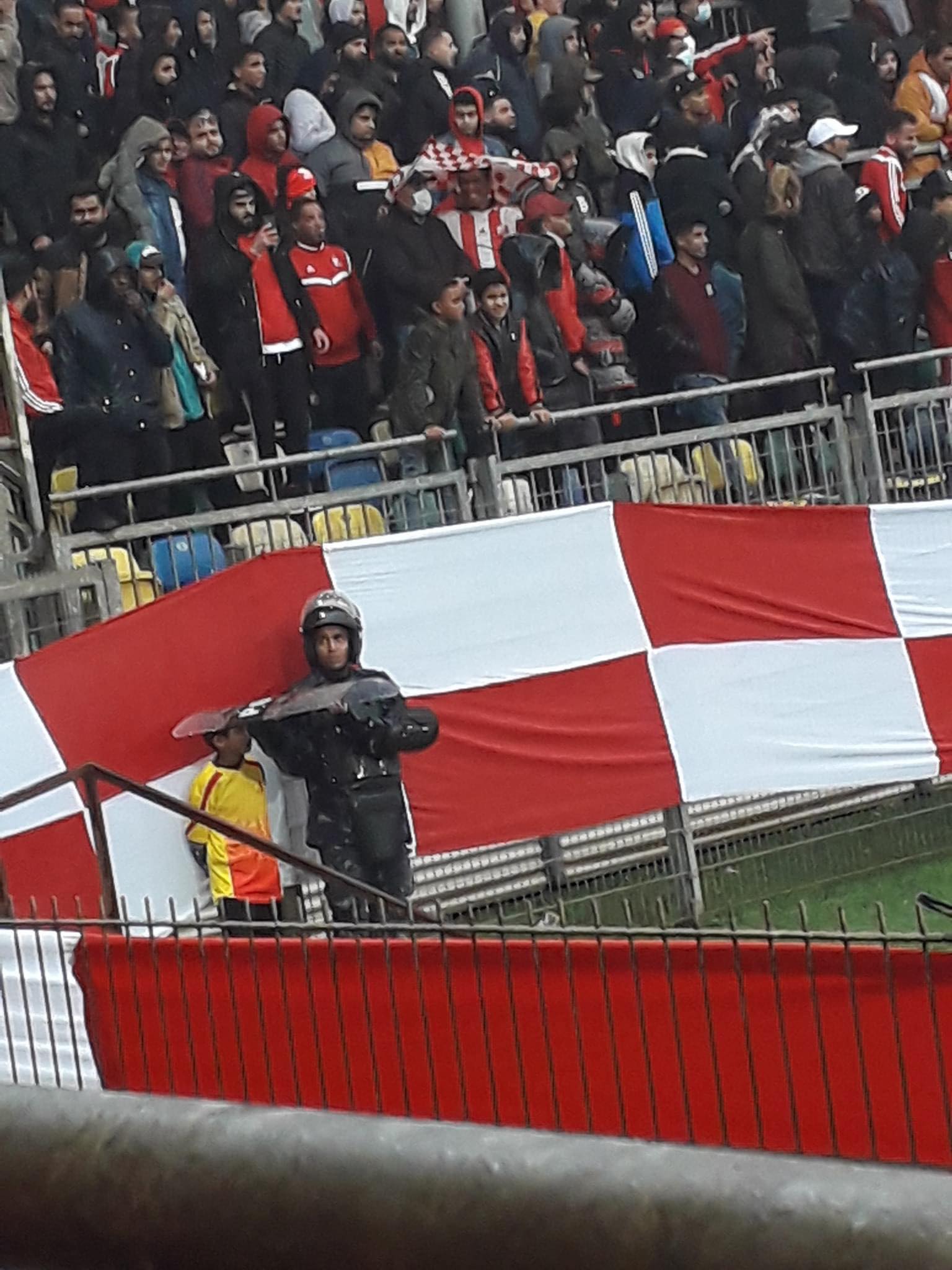 بالصور.. إنسانية رجل امن في بنغازي تثير الكثير من ردود الفعل