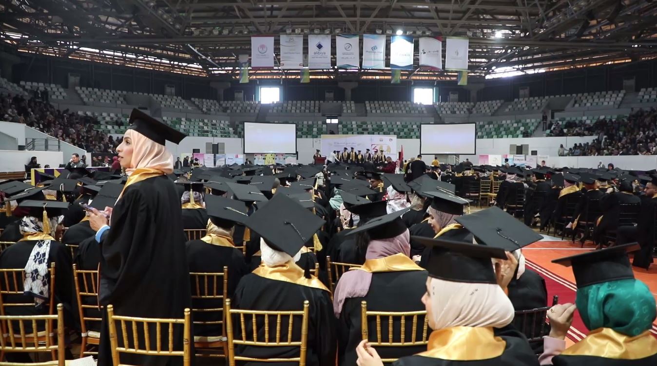 بالصور جامعة طرابلس تخرج الفوج السابع والثلاثين