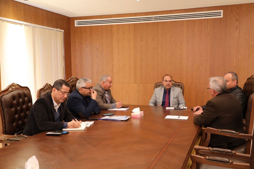 بلدية بنغازي تبحث تطوير الكورنيش وإنشاء مرفأ للقوارب