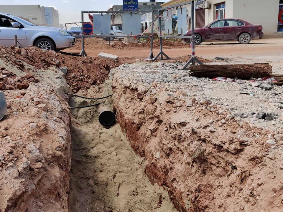 بلدية بنغازي تنفذ مشروع خط مياه شرب بمنطقة بوعطني