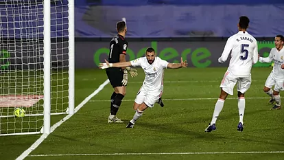 بهدفي بنزيما ريال مدريد يتخطى بيلباو