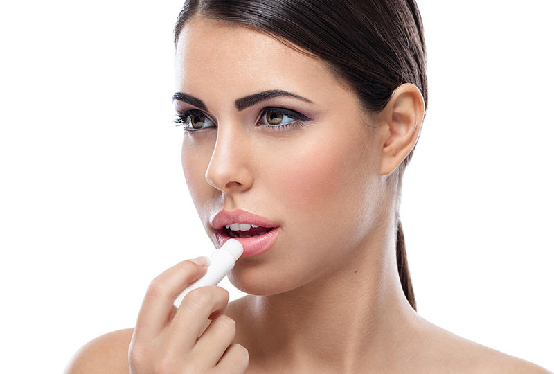 ترطيب الشفاه في الشتاء.. نصائح وخلطات طبيعية