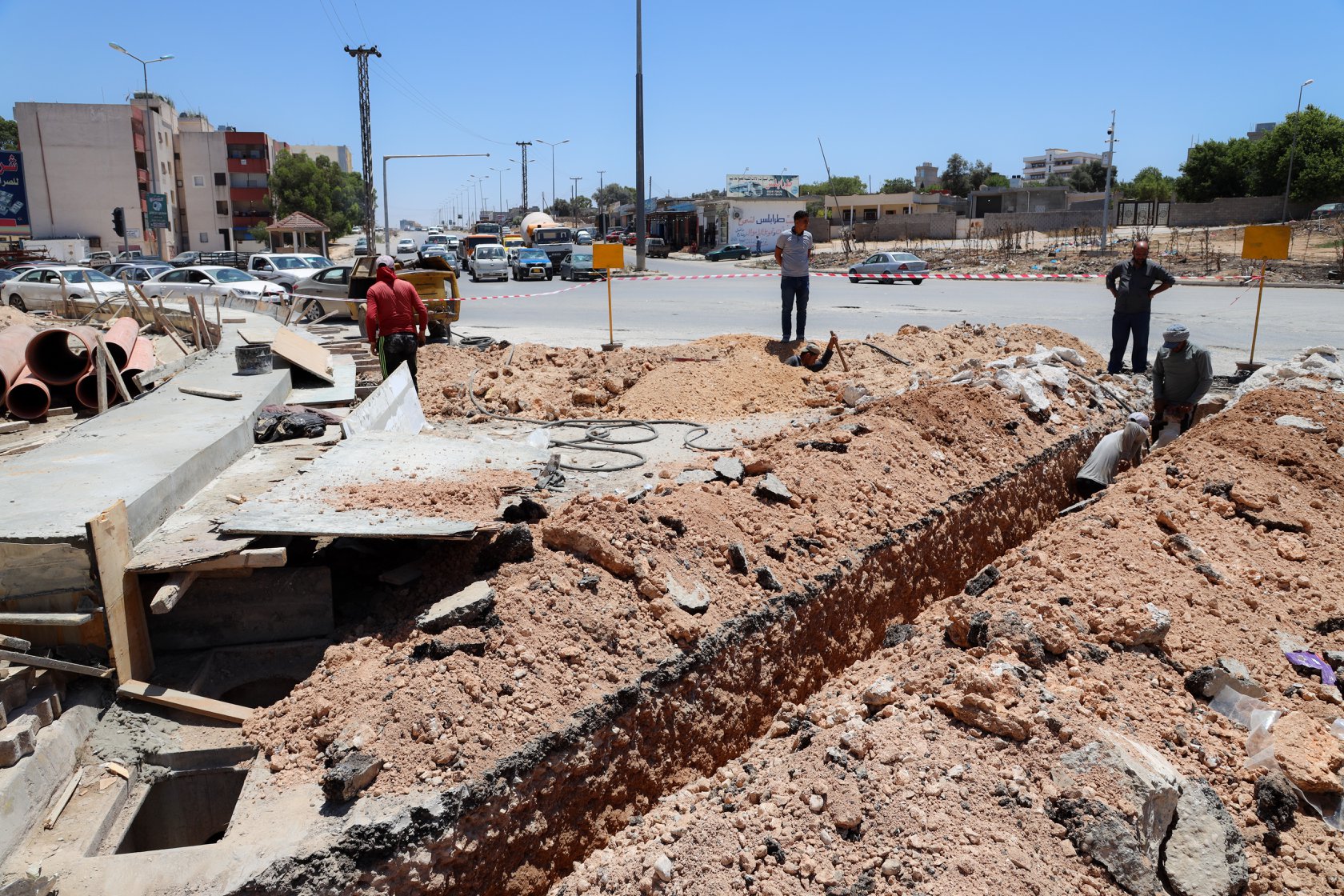 تهيئة البنية التحتية تمهيداً لتعبيد الطرق في البيضاء