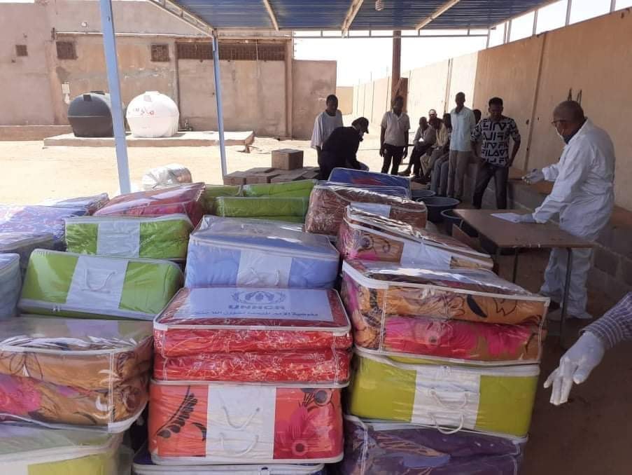 توزيع المساعدات الإيوائية على اللاجئين بمركز الهجرة في الكفرة