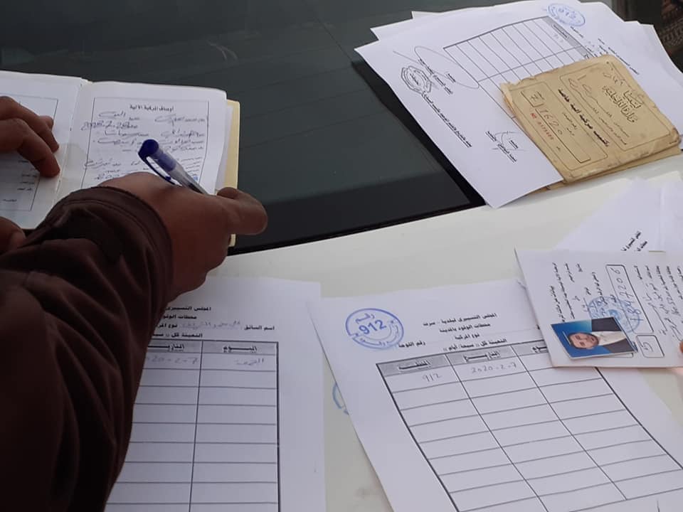 توزيع بطاقات تعبئة الوقود على المواطنين في سرت