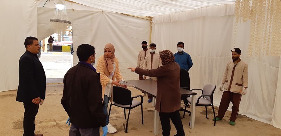 خيمة خارجية لفرز الحالات المرضية في بنغازي الطبي