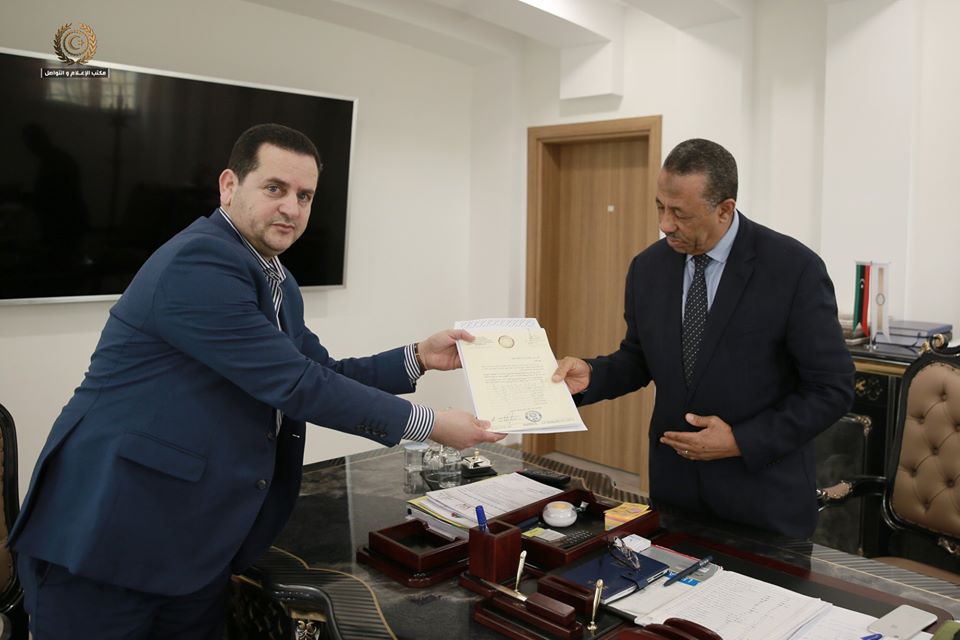 رئيس الحكومة المؤقتة يتسلم الكشف النهائي بأسماء العالقين في الخارج وأماكن تواجدهم