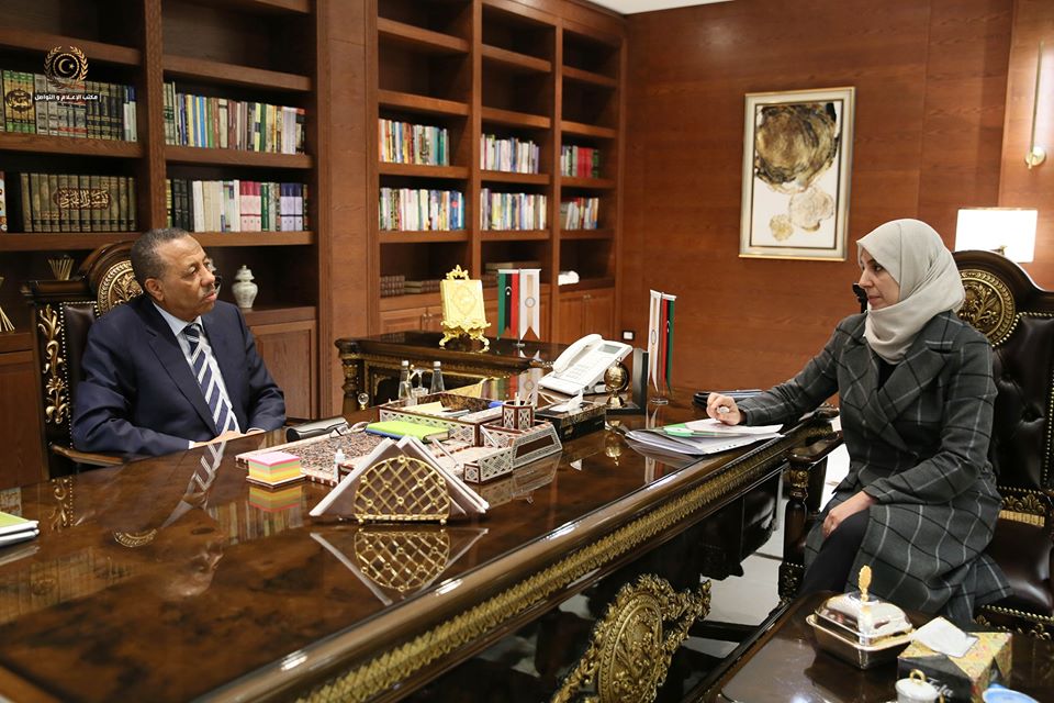 رئيس الحكومة المؤقتة يطلع على خطة وزارة الشؤون الاجتماعية