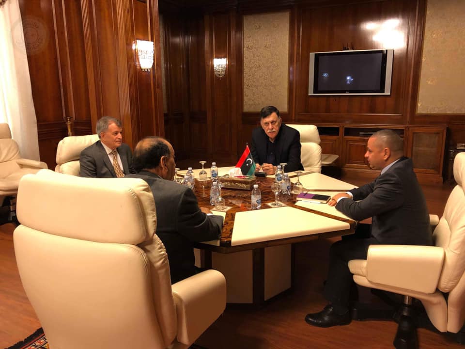 رئيس المجلس الرئاسي يبحث واقع الاستثمارات في الخارج