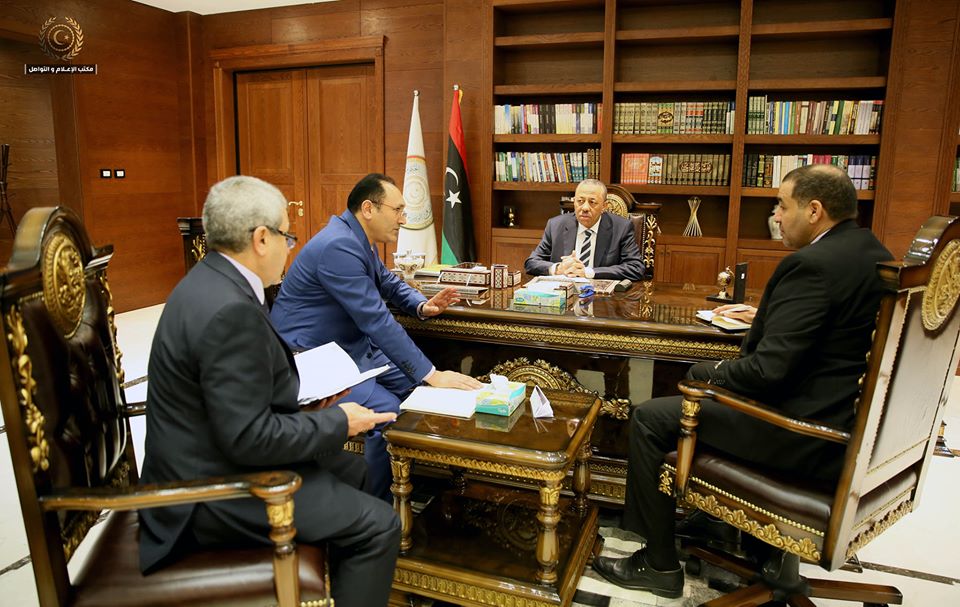 رئيس وزراء المؤقتة يبحث سير العملية التعليمية