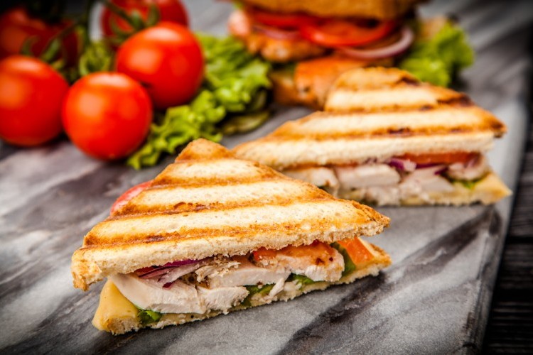 ساندويش دجاج بالصلصة الفرنسية