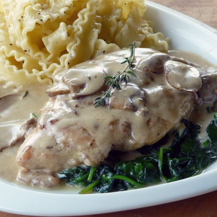 ستيك دجاج بصلصة المشروم