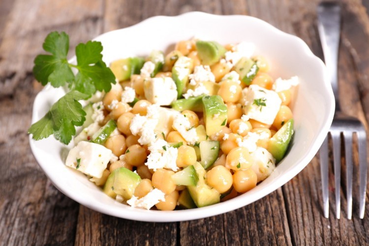 سلطة الحمص مع الأفوكادو