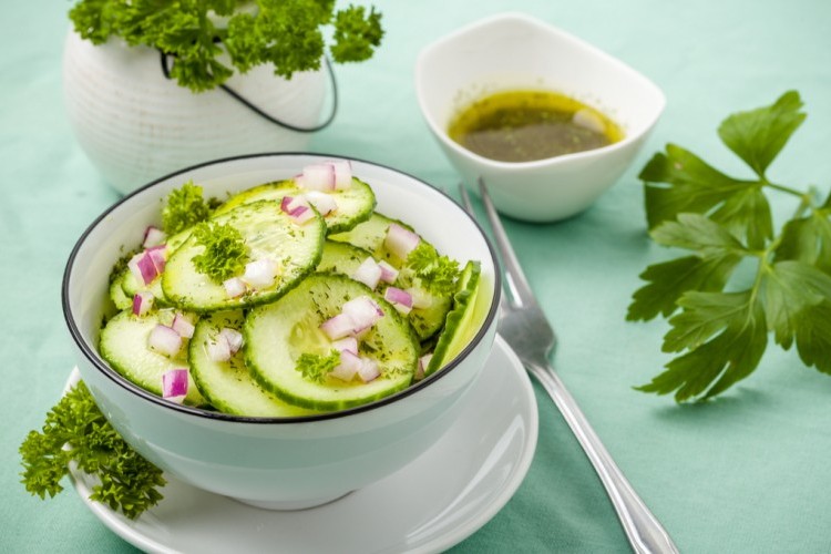 سلطة الخيار مع الأفوكادو