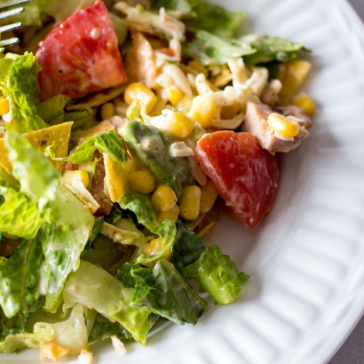 سلطة الذرة والخس بالمايونيز