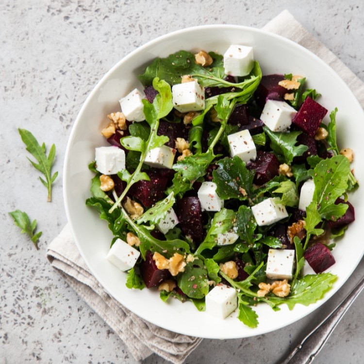 سلطة الشمندر بالجوز والجبن