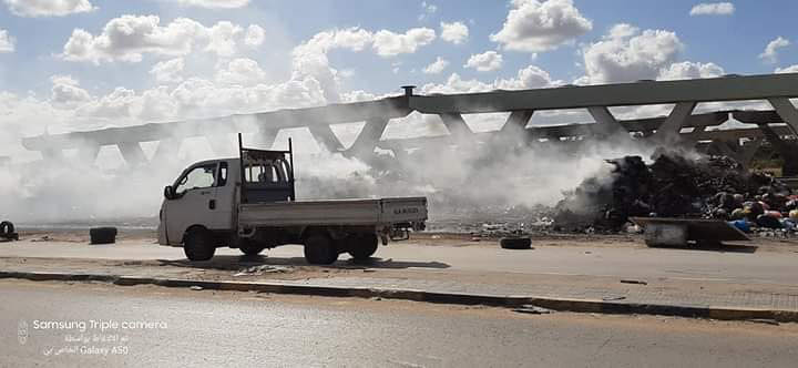 شباب منطقة الهضبه البدري يواجهون ظاهرة رمي القمامة على الطريق العام