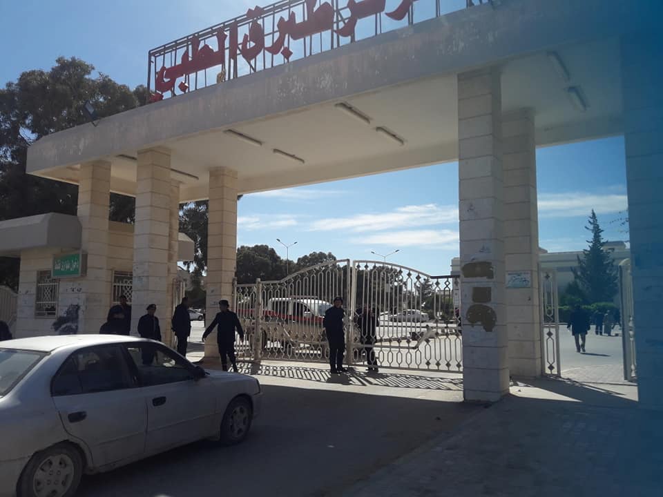 شرطة النجدة على مداخل ومخارج مركز طبرق الطبي