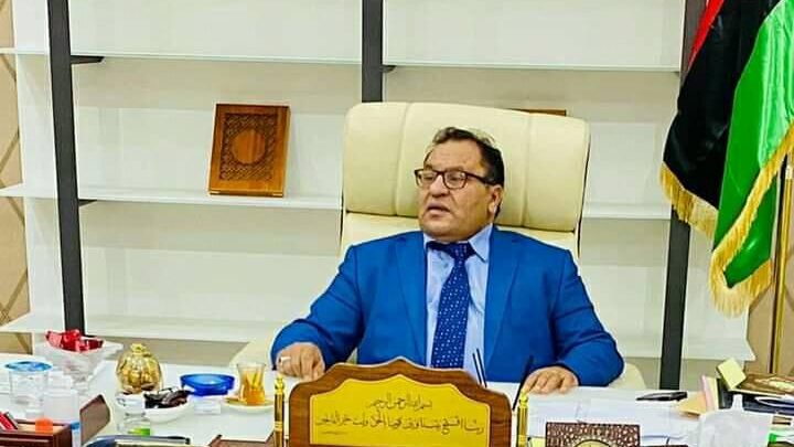 شهادات جامعية مزورة.. من ورائها؟