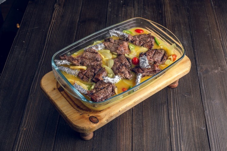 صينية الريش بالبطاطس مع صوص الليمون