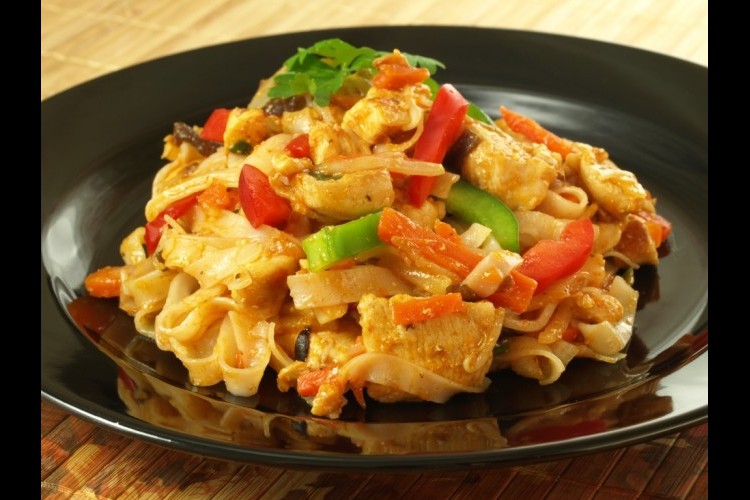 صينية المكرونة بالدجاج والخضار