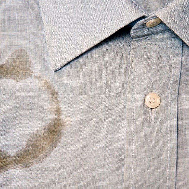 طرق إزالة بقع الزيت من الملابس