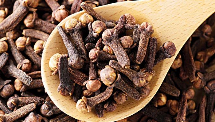 فوائد القرنفل الصحية للجسم.. يقوي العظام ويخفف نزلات البرد