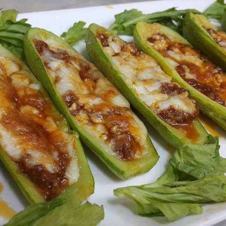 قوارب الكوسا باللحم المفروم والجبن