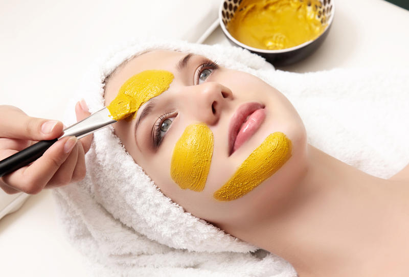 ماسكات طبيعية من الكركم لبشرة نضرة كل يوم