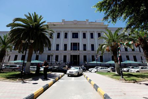 مستشفى طرابلس المركزي يتسلم مجموعة من الأجهزة والمعدات الطبية