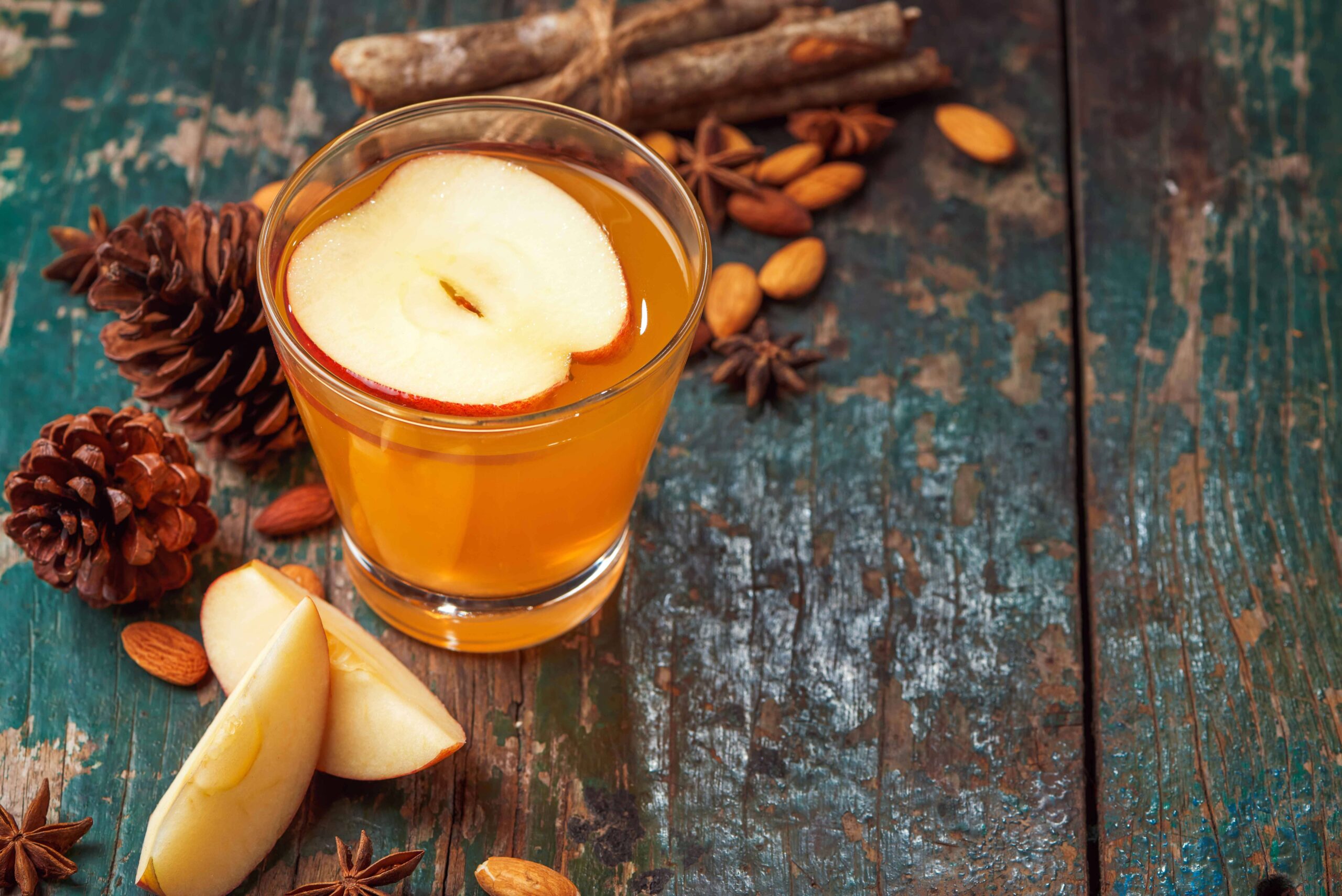 مشروب التفاح بالقرفة واللوز