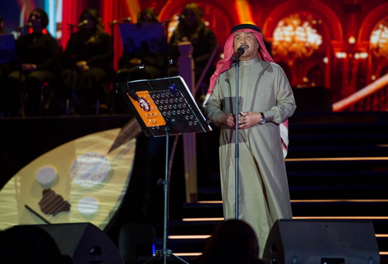 مفاجأة تبكي محمد عبده في حفل رأس السنة بالرياض