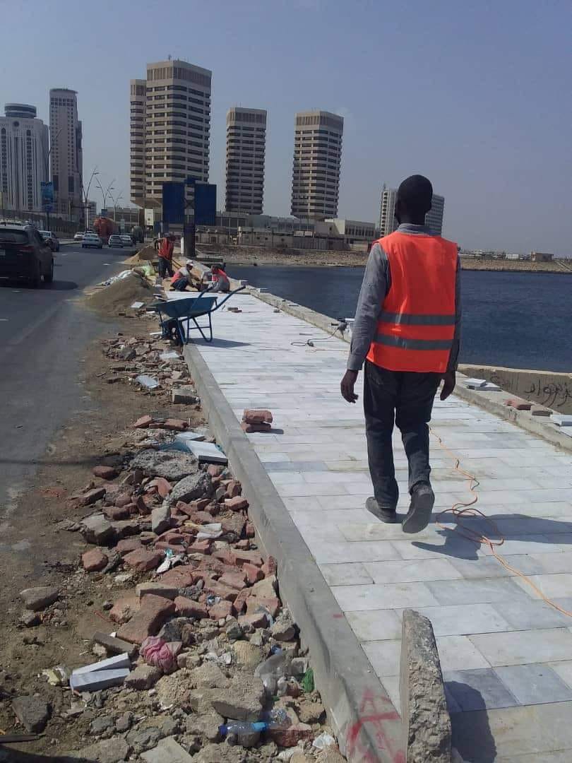 مواصلة العمل في رصف الواجهة الشمالية لكورنيش العاصمة