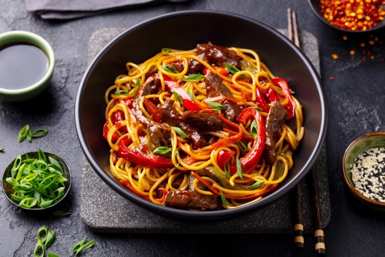 نودلز بالخضار واللحم