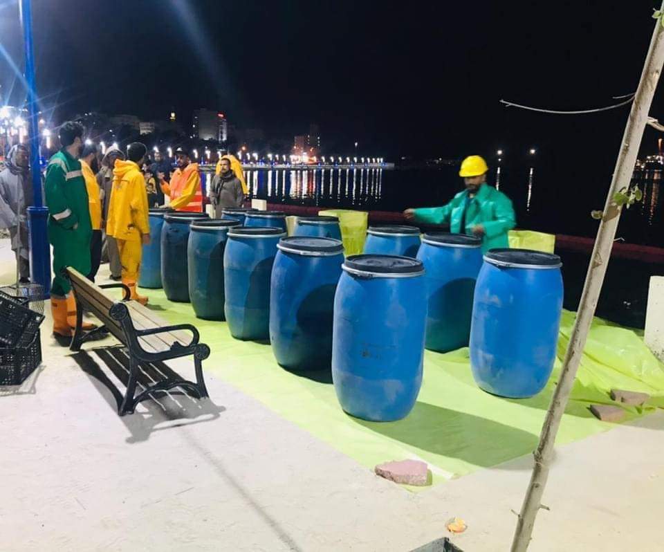 هل تنجح المؤسسة الوطنية للنفط في الحد من التلوث الذي تسببه مصانعها بكورنيش بلدية طبرق؟