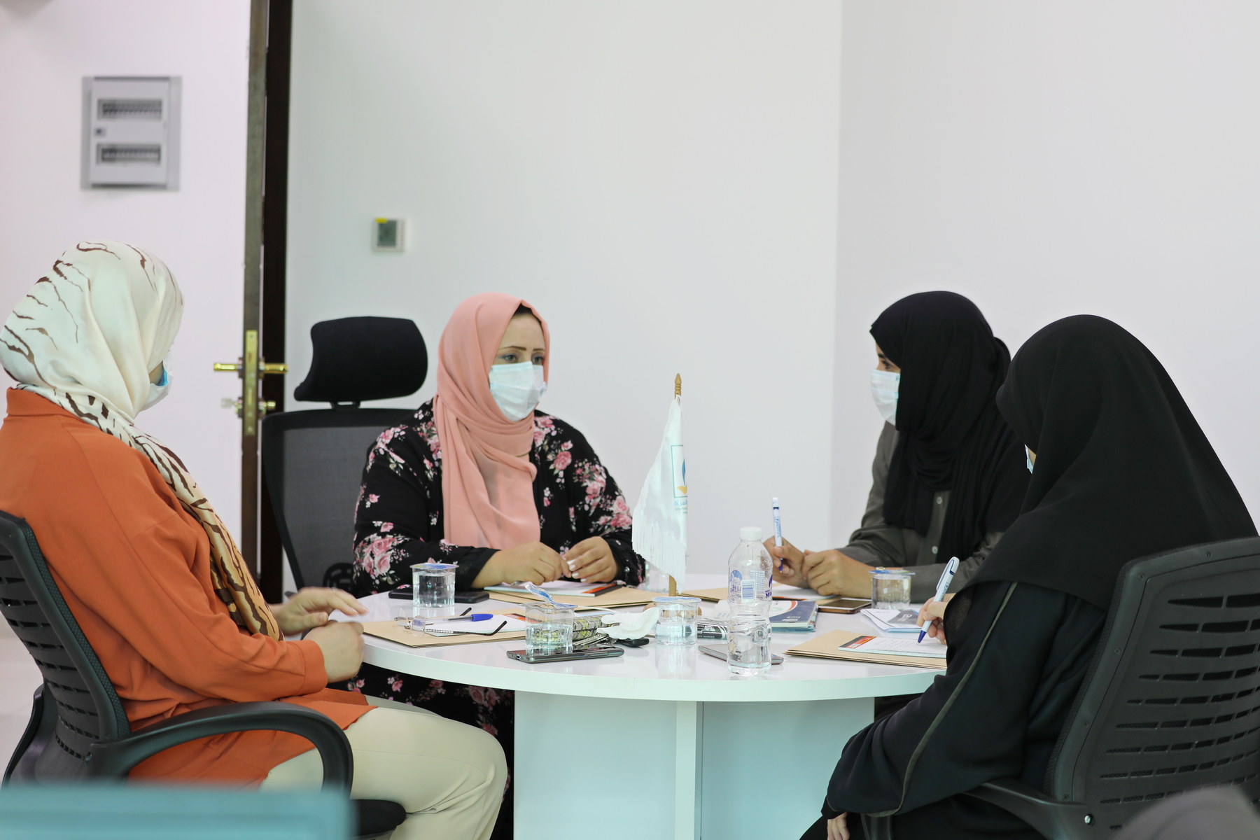 وحدة دعم المرأة تبحث المقترحات المقدمة من برنامج سفيرات التوعية الانتخابية