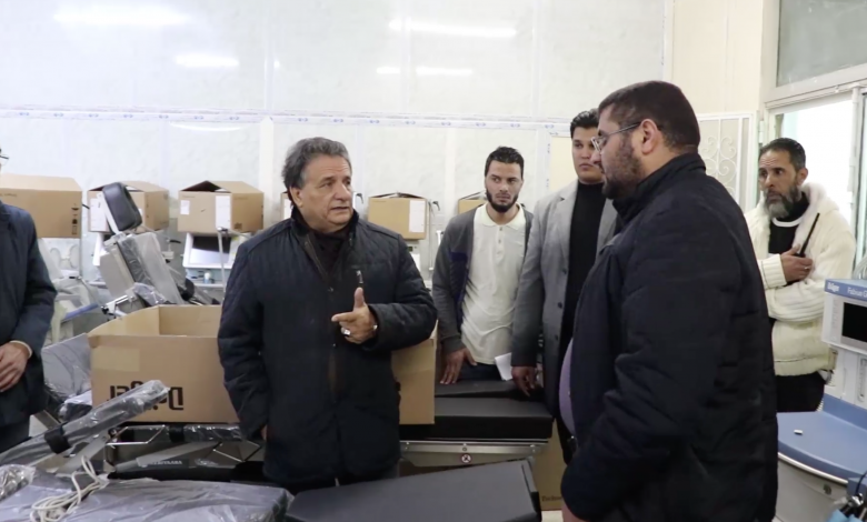 وزير صحة المؤقتة يزور مستشفى الثورة في البيضاء