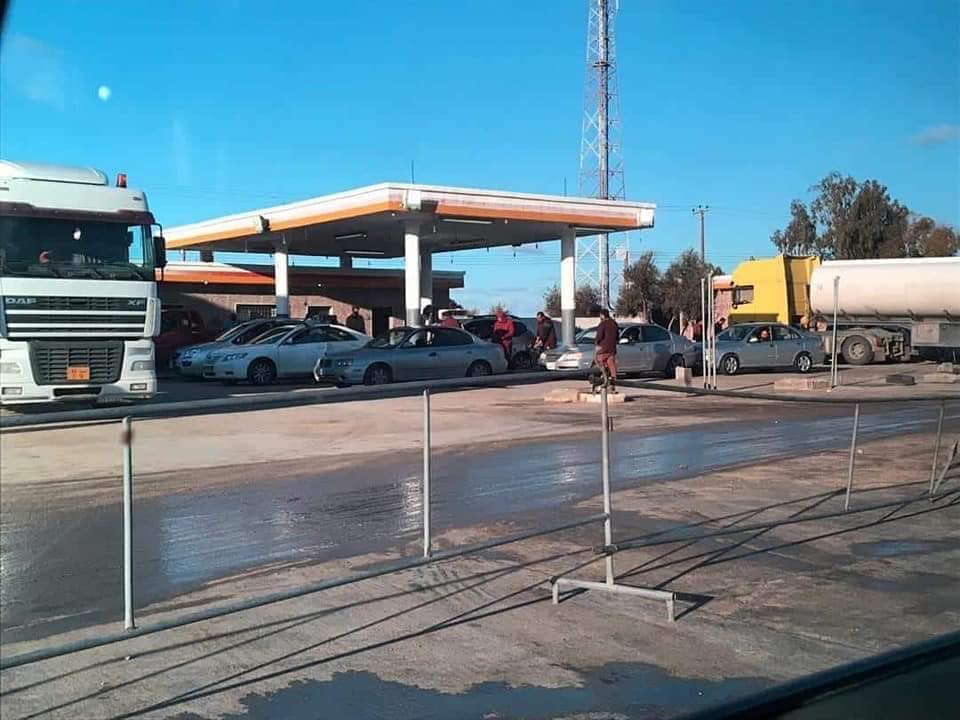 وصول شاحنات محملة بالوقود الى سرت