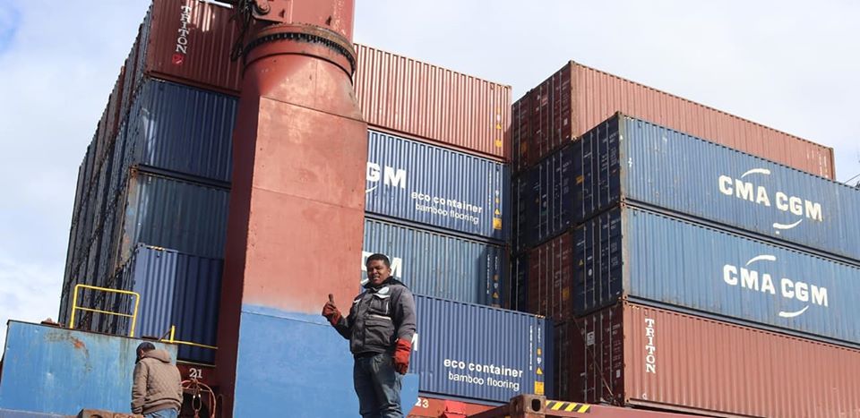 وصول مئات الحاويات من السلع والبضائع إلى ميناء بنغازي