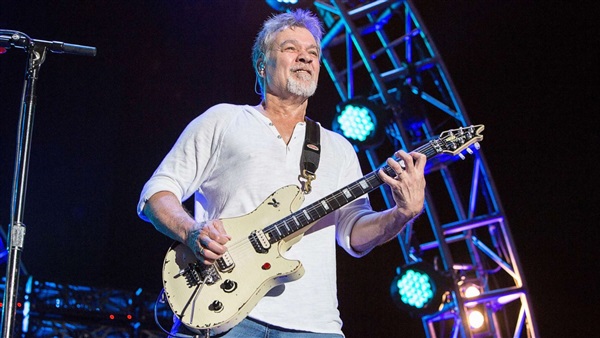 وفاة أسطورة الجيتار إيدى فان هيلين عن عمر 65 عامًا